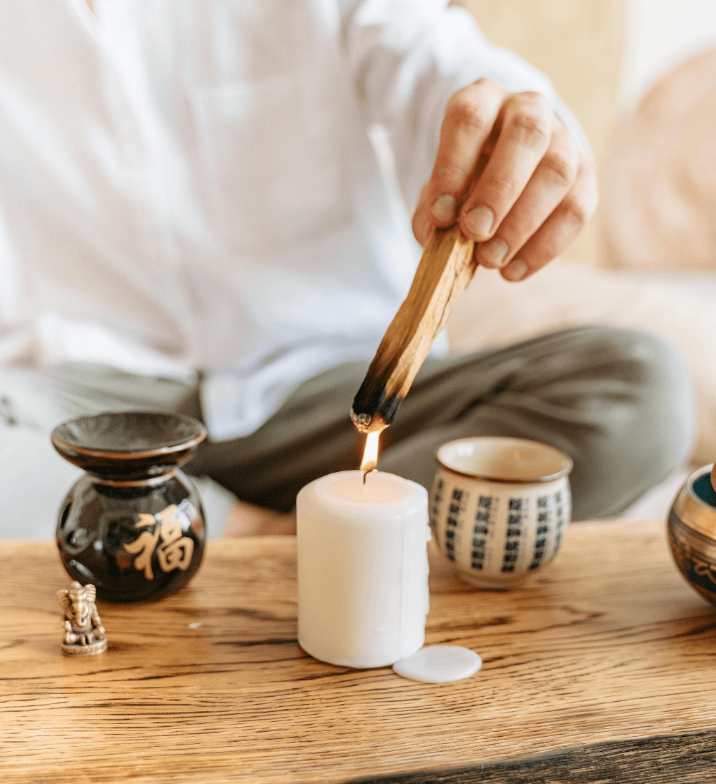 Davy pose le rituel énergétique hebdomadaire — palo santo et bougie blanche